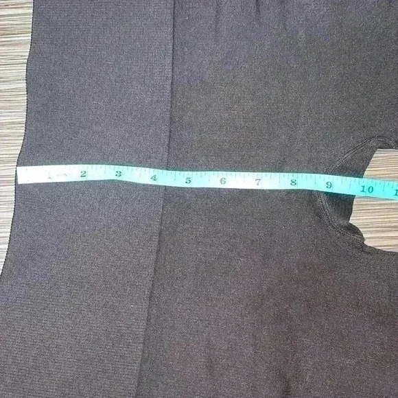 Women's Black Ribbed Knit Mid-Rise Athleisure Comfort Pull On Bike Shorts - Picture 3 of 6